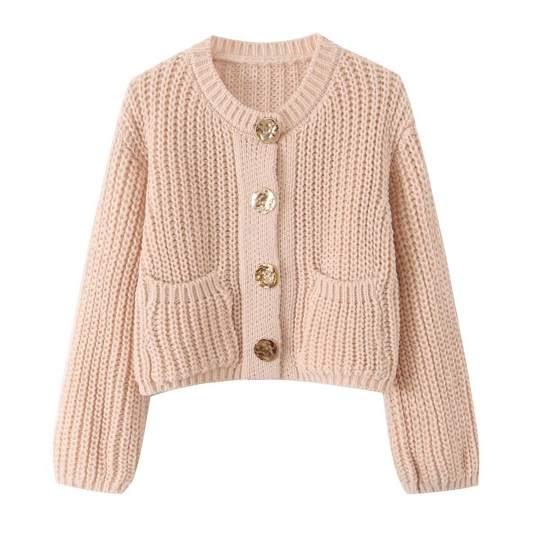 Damen Grobgestrickte Kurzstrickjacke mit großen Zierknöpfen und aufgesetzten Taschen Nord Taschen