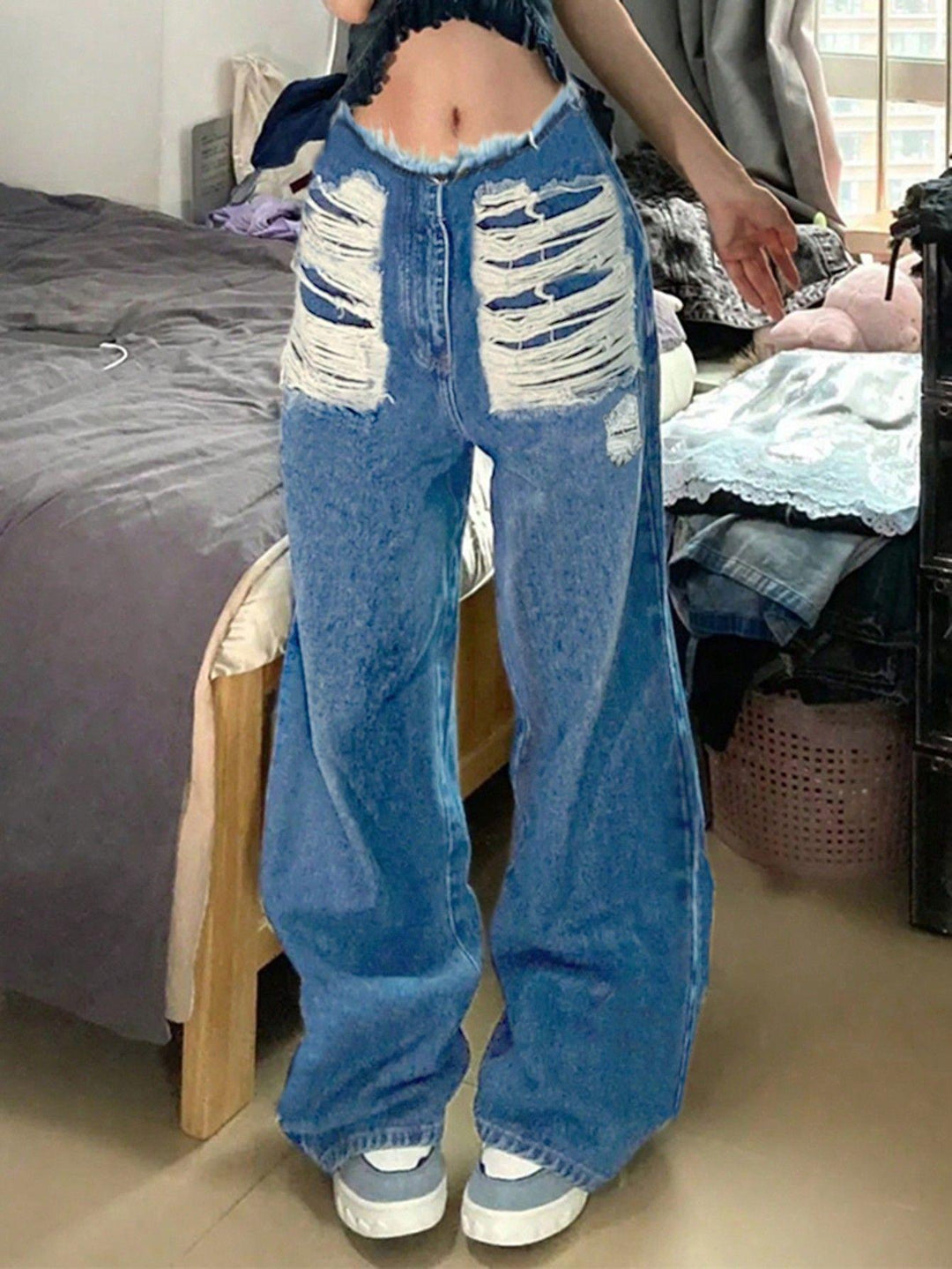 Damen hochgeschnittene weite Jeanshose aus Denim mit stark zerstörter Front und rohem Bund Nord Taschen