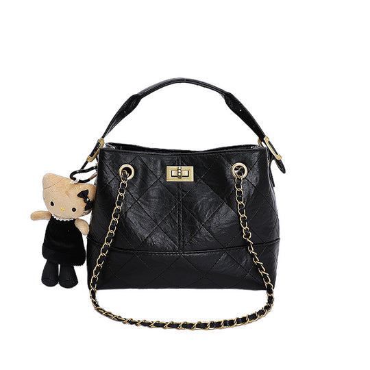 Damen Umhängetasche mit elegantem Kettenakzent und niedlichem Anhänger Nord Taschen