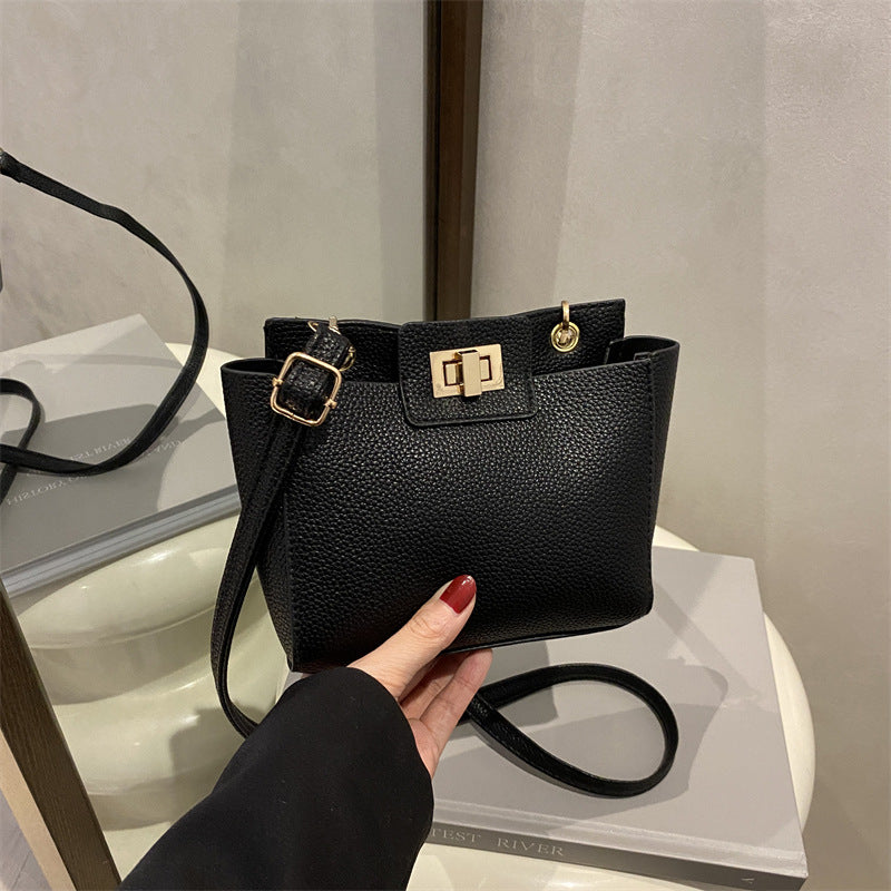 Damen Umhängetasche mit elegantem Klappverschluss und strukturiertem Leder Nord Taschen
