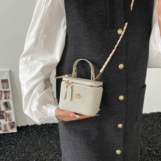 Damen charmante Handtasche im strukturierten Design mit hochwertigem Kettenriemen Nord Taschen