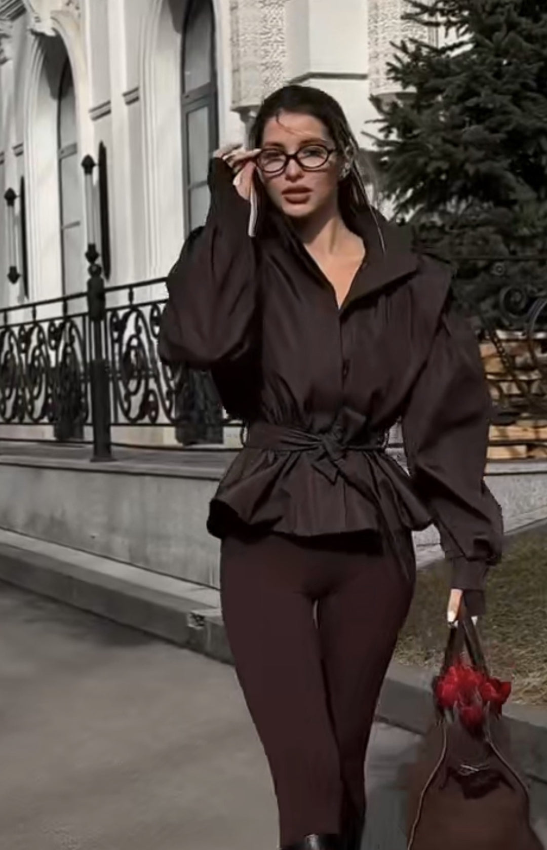 Damen Taillierte Kurzjacke mit Bindegürtel und Volant-Saum Nord Taschen