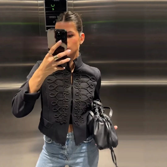 Damen Kurze militärisch inspirierte Jacke mit Zierkordeln und fransigem Saum Nord Taschen