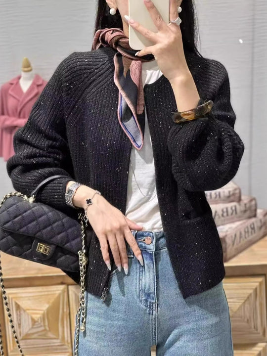 Damen Kurzgeschnittene kastige Strickjacke mit geripptem Feinstrick Ballonärmeln und aufgesetzten Eingrifftaschen Nord Taschen