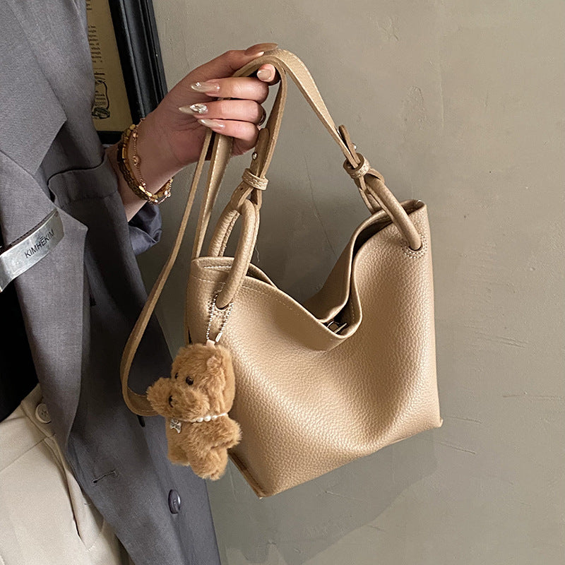 Damen elegante Beuteltasche mit abnehmbarem Plüschanhänger Nord Taschen