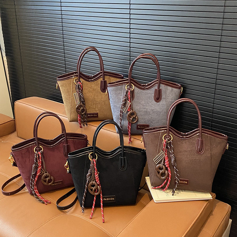 Damen Handtasche aus weichem Wildleder mit dekorativen Anhängern Nord Taschen