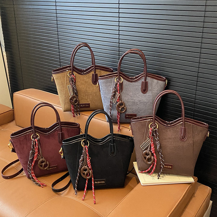 Damen Handtasche aus weichem Wildleder mit dekorativen Anhängern Nord Taschen