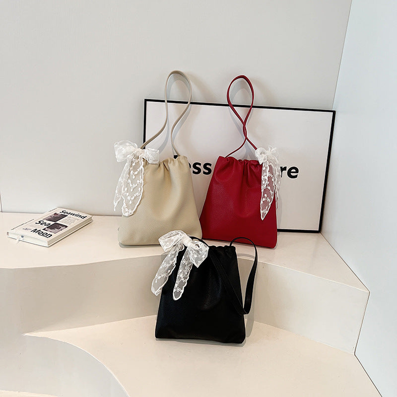 Damen modische Beuteltasche mit verspieltem Spitzenanhänger Nord Taschen