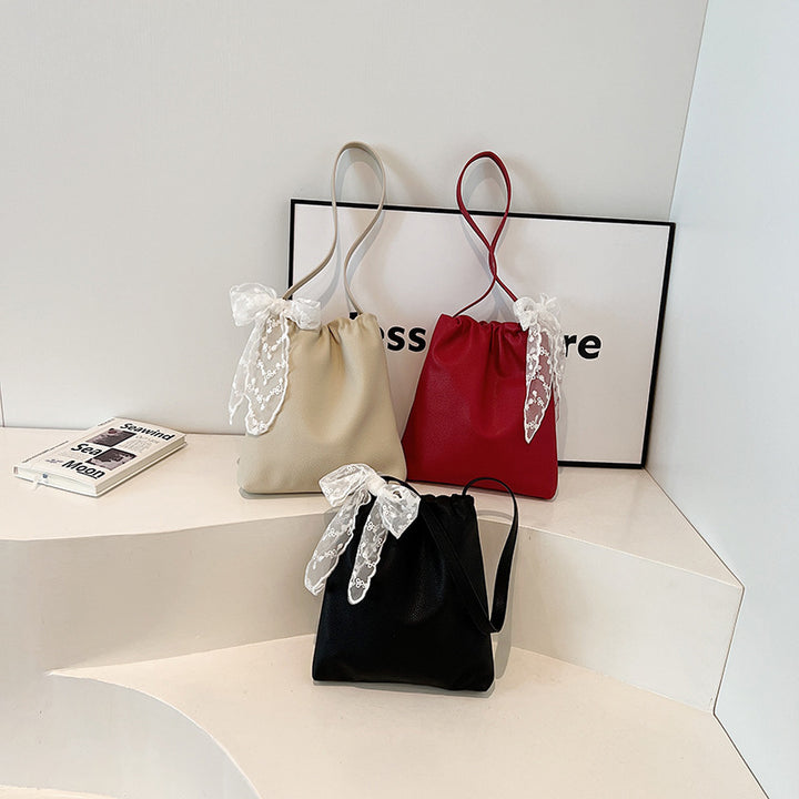 Damen modische Beuteltasche mit verspieltem Spitzenanhänger Nord Taschen