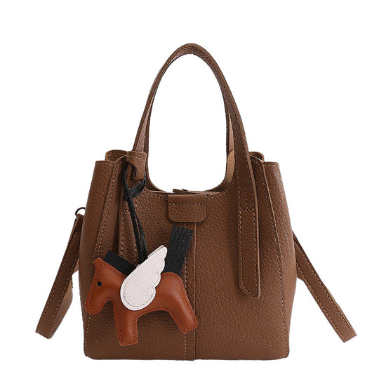 Damen praktische Schultertasche mit verspieltem Anhänger Nord Taschen