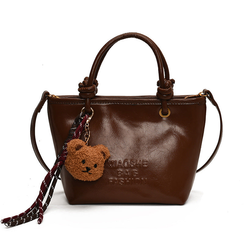 Damen modische Handtasche mit verspieltem Plüschanhänger Nord Taschen