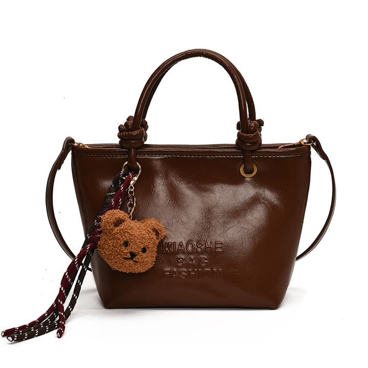 Damen modische Handtasche mit verspieltem Plüschanhänger Nord Taschen