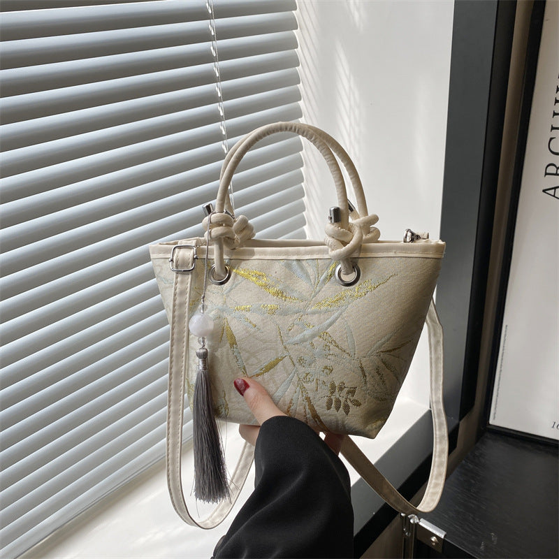 Damen elegante Umhängetasche mit floralem Design und kunstvollen Details Nord Taschen