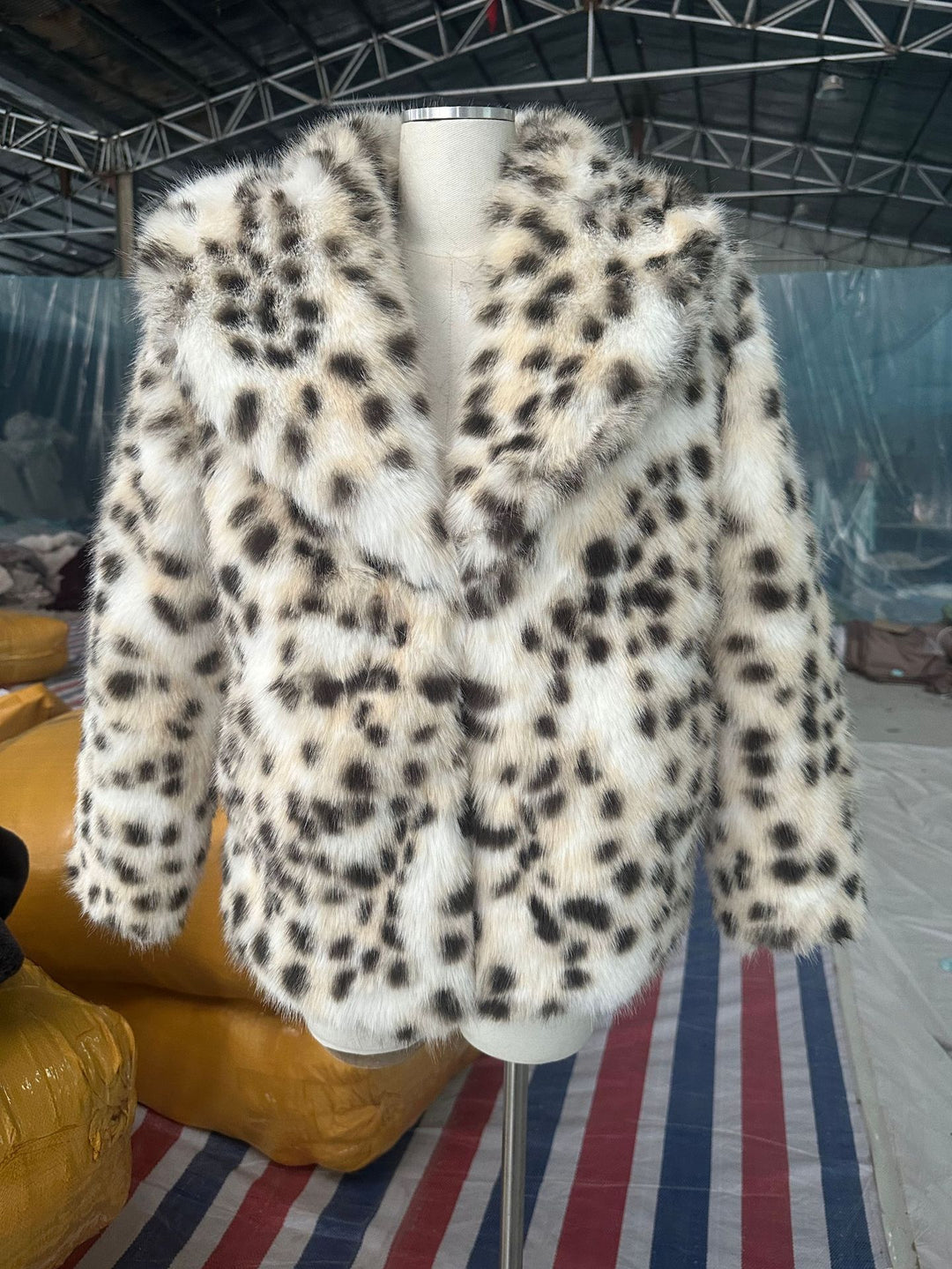 Damen Boxy-Kurzmantel aus Kunstfell mit Leopardenoptik und kurzem Schalkragen Nord Taschen