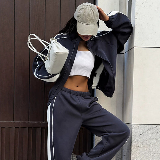 Damen Oversize-Trackset mit Reißverschlussjacke, weitem Jogger und Kontrastseitenstreifen Nord Taschen