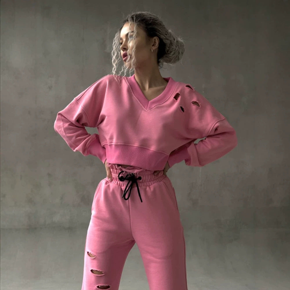 Damen kurzgeschnittenes Sweat-Set mit V-Ausschnitt, Rüschenbund Highwaist Jogginghose und Distressed-Details Nord Taschen