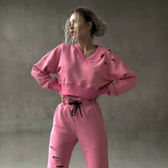 Damen kurzgeschnittenes Sweat-Set mit V-Ausschnitt, Rüschenbund Highwaist Jogginghose und Distressed-Details Nord Taschen