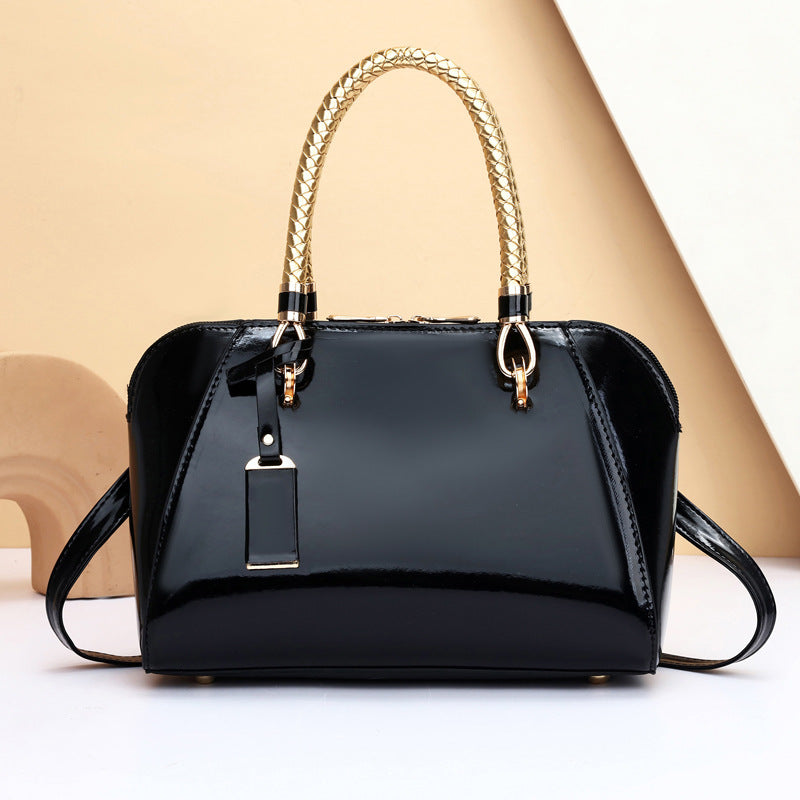 Damen elegante Handtasche mit strukturiertem Obermaterial und modischen Kettenakzenten Nord Taschen