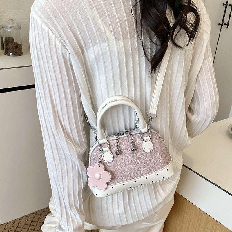 Damen modische Handtasche mit verspieltem Blumenanhänger Nord Taschen