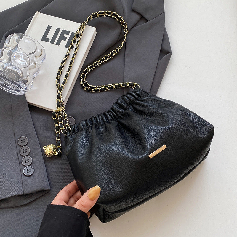 Damen Beuteltasche mit elegantem Faltendesign und charmanten Details Nord Taschen