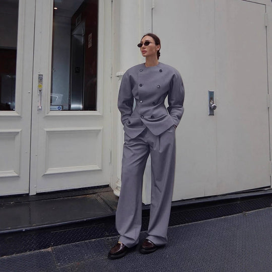 Damen Taillierter Doppelreihiger Blazer mit asymmetrischem Verschluss und Plissee-Hose Nord Taschen
