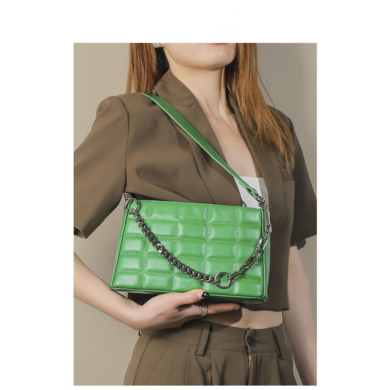 Damen Umhängetasche mit elegantem Kettenriemen und modernem Steppmuster Nord Taschen