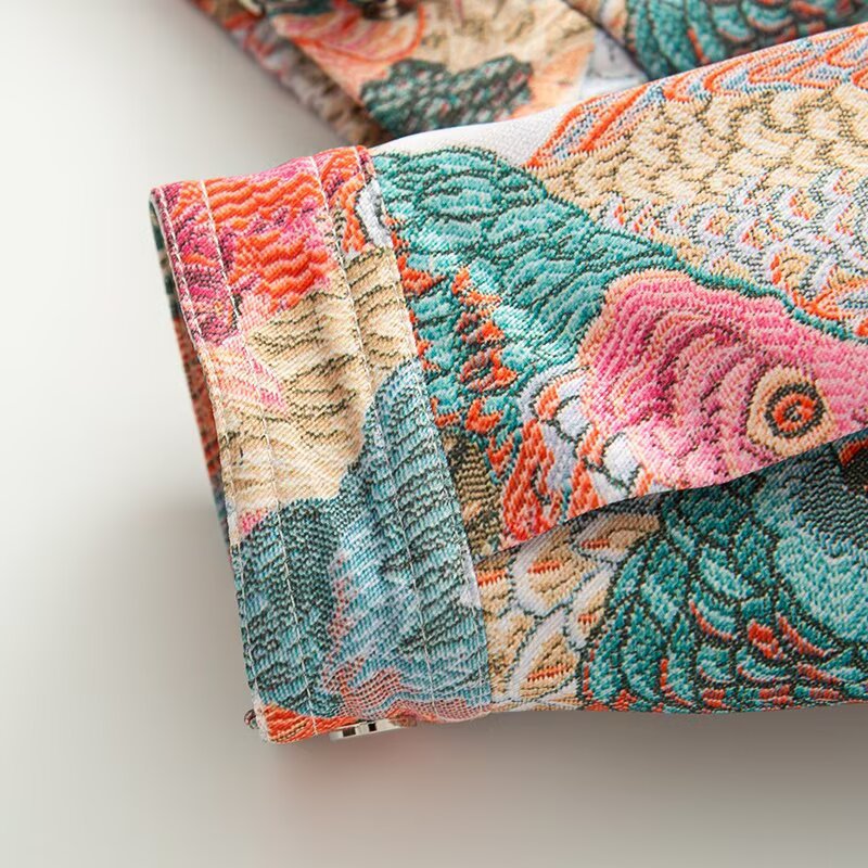 Damen Kurze Bouclé-Tapestry-Jacke mit ornamentalem Vogelprint, Pattentaschen und Stehkragen Nord Taschen