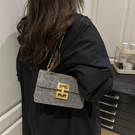 Damen Umhängetasche mit elegantem Kettenverschluss und strukturiertem Obermaterial Nord Taschen
