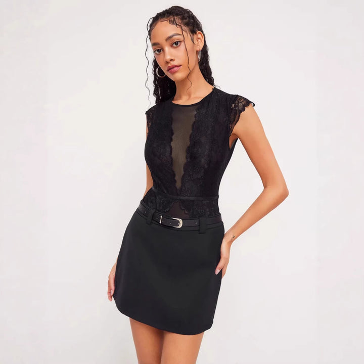 Damen Elegantes Spitzenbody mit tiefem V-Ausschnitt und zarten Rüschendetails
