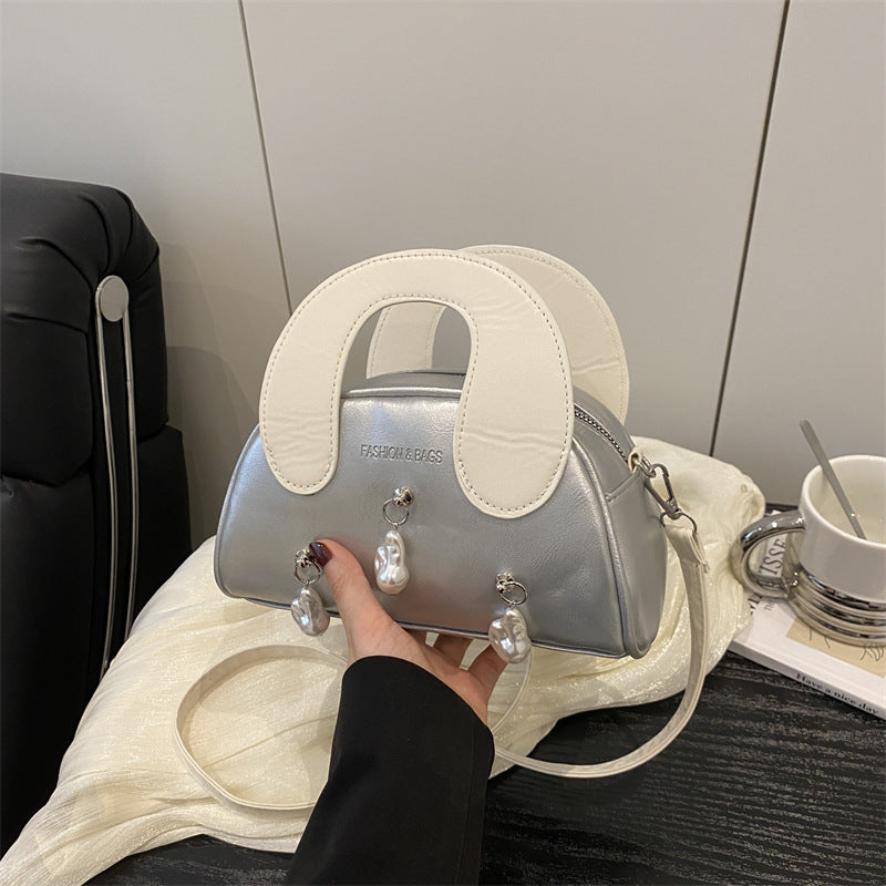 Damenhandtasche mit strukturierter Oberfläche und verspielten Perlenakzenten Nord Taschen