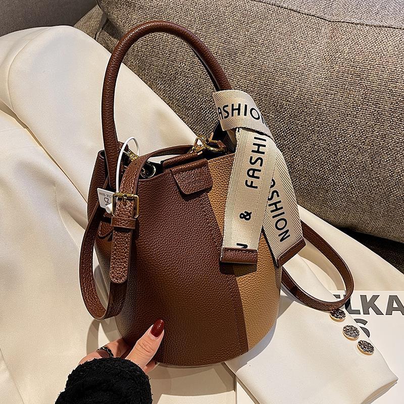 Damen Beuteltasche aus hochwertigem Kunstleder mit dekorativem Schultergurt Nord Taschen