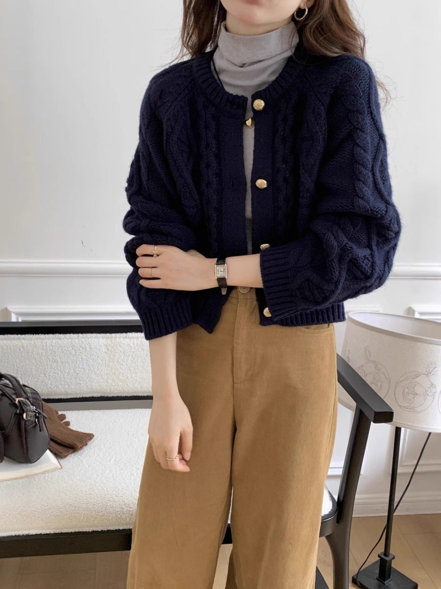 Damen Kurzer Zopfmuster-Cardigan mit goldenen Schmuckknöpfen Nord Taschen