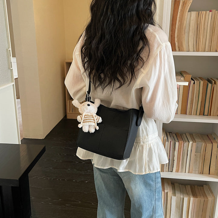 Damen modische Schultertasche mit verspieltem Anhänger Nord Taschen