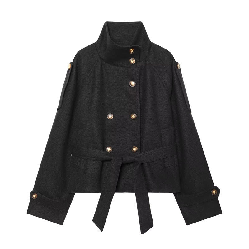 Damen Kurzjacke im Boxy-Cut mit hohem Stehkragen, Taillengürtel und Zierknopfleiste Nord Taschen