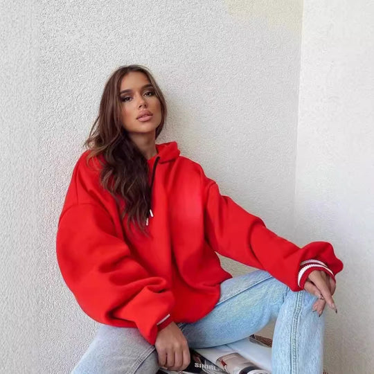 Damen Kurz geschnittener Oversize-Kapuzenpullover mit aufgenähter College-Applikation und gerippten Bündchen Nord Taschen