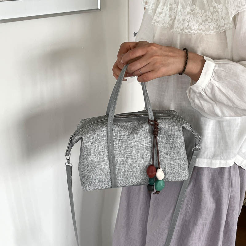 Damen elegante Handtasche aus strukturiertem Material mit verspieltem Anhänger Nord Taschen