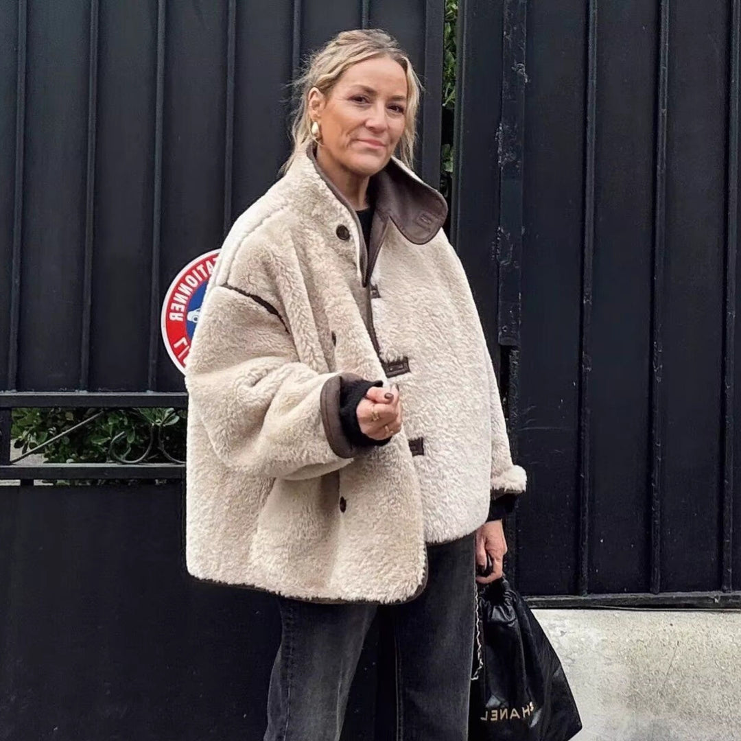 Damen Kurz geschnittener Oversize Teddy-Mantel mit Stehkragen und Kontrastpaspeln Nord Taschen