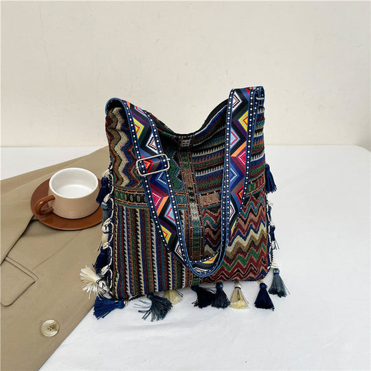 Damen Umhängetasche mit buntem geometrischen Muster und charmanten Quasten Nord Taschen