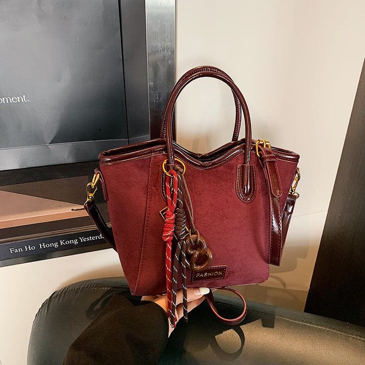 Damen modische Handtasche im eleganten Design mit verspieltem Anhänger Nord Taschen