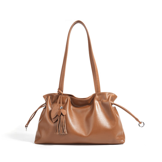 Damen Handtasche aus hochwertigem Kunstleder mit auffälligem Quastenanhänger Nord Taschen