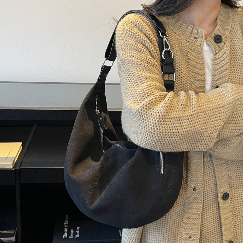 Damen Hobo-Tasche aus weichem Veloursleder mit praktischen Reißverschlusstaschen Nord Taschen