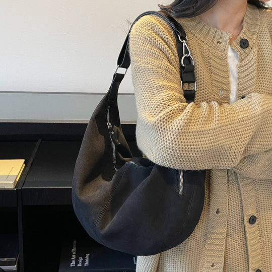 Damen Hobo-Tasche aus weichem Veloursleder mit praktischen Reißverschlusstaschen Nord Taschen