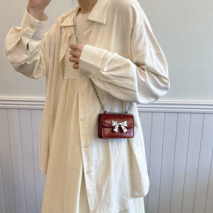 Damen Mini-Handtasche mit schimmerndem Schleifenverschluss Nord Taschen