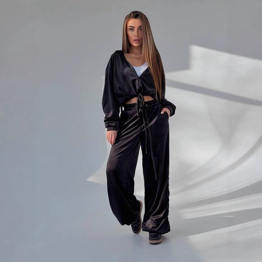 Damen Cropped Kapuzen-Sweatshirt mit Kordelzug am Saum und weite Raffung-Loungehose Nord Taschen