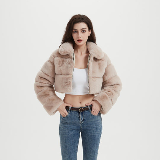 Damen Cropped Kunstpelzjacke mit horizontalen Volumenpaneelen, Steh-Umlegekragen und Reißverschluss Nord Taschen