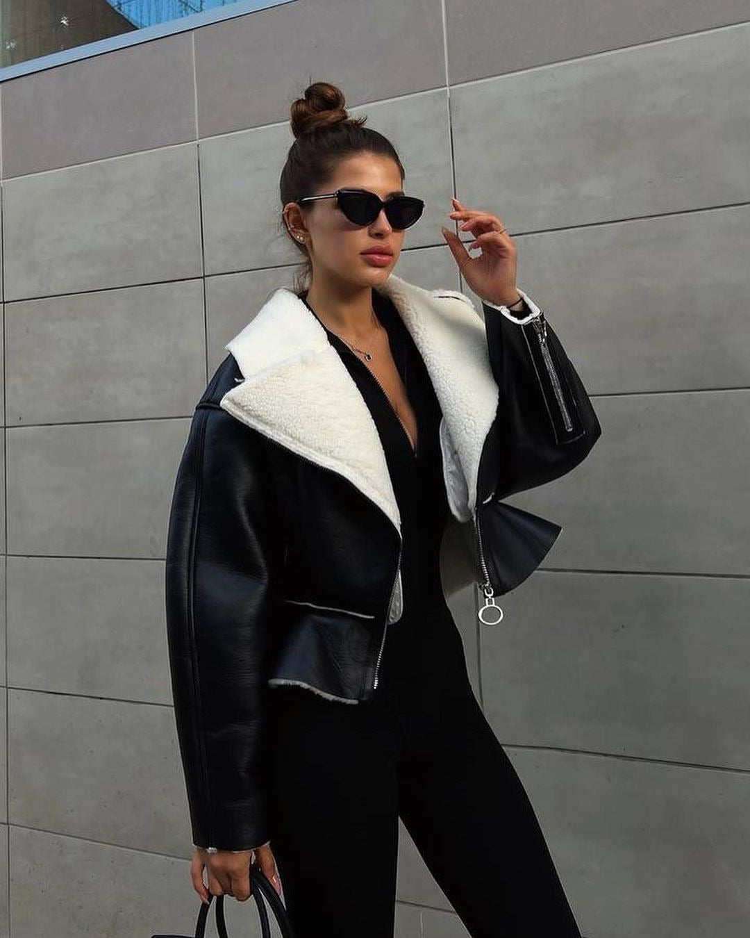 Damen Kurze Lammfellimitat-Bikerjacke mit Oversize-Kragen und asymmetrischem Reißverschluss Nord Taschen