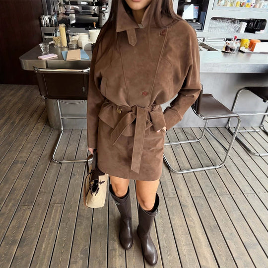 Damen Kurzes Veloursleder‑Set: Taillierter Blouson mit Stehkragen & passendem Minirock Nord Taschen