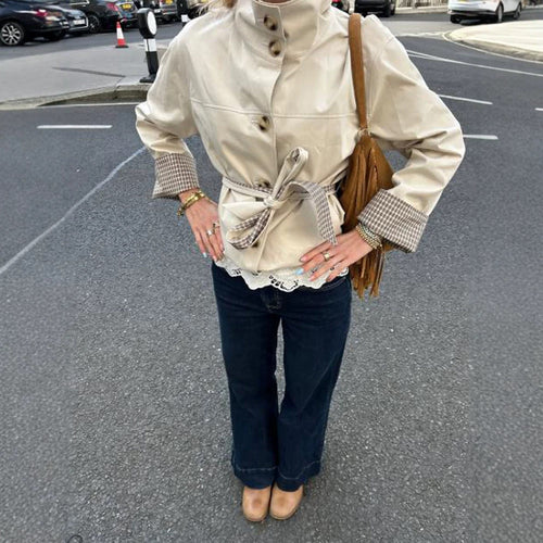 Damen Kurze taillierte Lederimitat-Jacke mit Stehkragen, Karo-Bündchen & Bindegürtel Nord Taschen