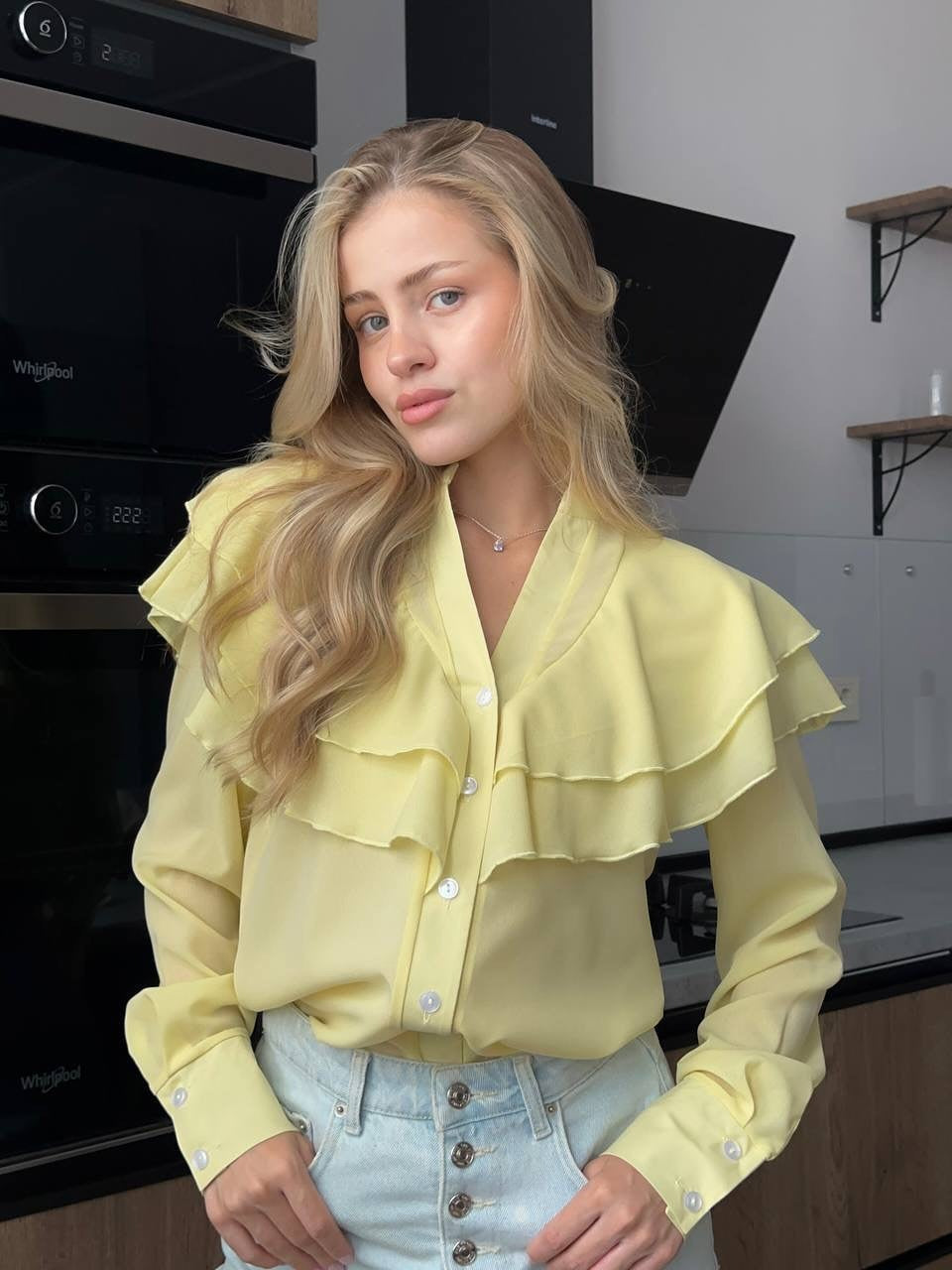 Damen Chiffon-Bluse mit mehrlagiger Volant-Rüsche und Perlmuttknöpfen Nord Taschen