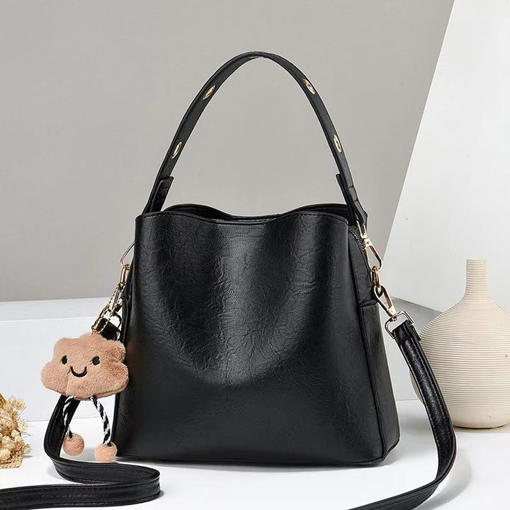 Damen Schultertasche mit verspieltem Anhänger Nord Taschen